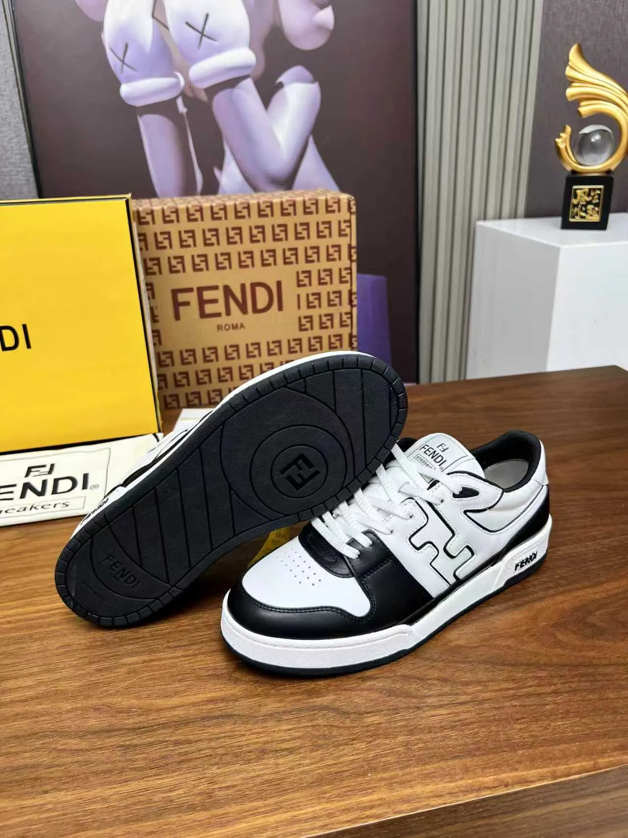 Factory price 660💰 Fendi·Fendi⛳️Hot-selling 35--45 couple model👫 FD match Original purchase for RMB14340 One-to-one reproduction Designer Kim Jones's first sneaker fendi match and Donkey brand Trainer basketball sneakers, fresh blood injected with FF retro design Super good-looking and versatile, the upper is made of cowhide and cowhide splicing combination, with concave and convex double F on the side The logo lining is made of terry velvet 🤗Super soft on the feet, lightweight and comfortable to match with a sweatshirt, original full package! ✦ Fabric: cowhide + cowhide color matching ✦ Lining: original terry velvet lining ✦ Sole: original molded multi-color color matching sole ✦ Sole: mesh injection molding pad ✦ Sole thickness: 3.5cm ✦ Female size: 35--40, female 40 customized ✦ Male size: 39--45, male 45 customized